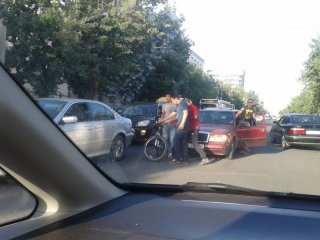 В Бишкеке водитель наехал на велосипедиста <b>(фото)</b>