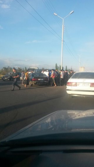 В Бишкеке столкнулись автомашины «Тойота Прадо» и «БМВ» <b>(фото)</b>