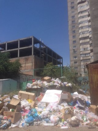 На Токтогула и Абдрахманова — Киевская не вывозится мусор <b>(фото)</b>