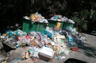 Читатель жалуется на несвоевременный вывоз мусора в 6 микрорайоне <b>(фото)</b>