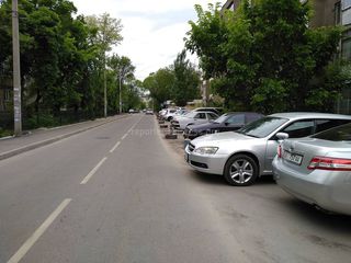 Бишкекчанин: Законно ли ограничен доступ к парковке в 5 мкр? (фото)