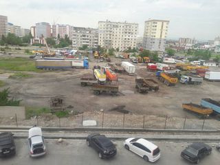 В Джале в 3-й раз установили забор, который мешает строительству дороги и тротуара, - бишкекчанин (фото)