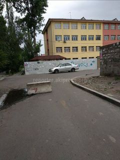 Бишкекчанин: Законно ли стоит плитка, блокирующая проезд около дома №44 в мкр Аламедин-1?