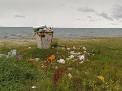 Фото дня. Мусор на берегу озера Иссык-Куль