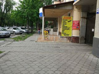 Законно ли столовая занимает часть тротуара на ул.Логвиненко? - житель столицы (фото)
