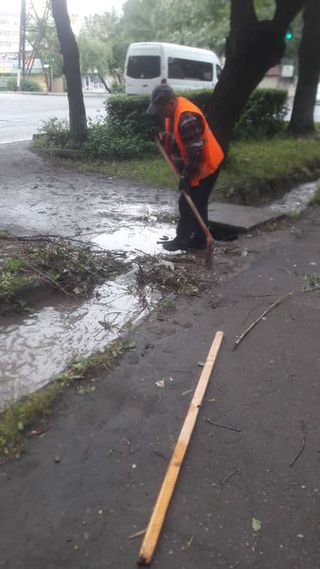 Сотрудники «Тазалыка» очистили ирригационную сеть в 11 мкр (фото)