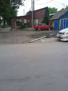 На Дэн Сяопина-Сельсоветской в Бишкеке упал дорожный знак (фото)