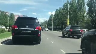 Видео — В Бишкеке замечены внедорожники, ехавшие без госномеров