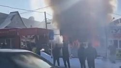 Момент активной фазы горения точки фастфуда в Караколе снят на видео
