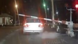 Машина проехала через железную дорогу на красный, повредив шлагбаум. Видео