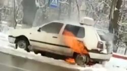 В Бишкеке сгорела учебная машина. Видео