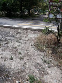 Бишкекчанин просит сделать подход к «зебре» в 5 мкр, так как родителям с колясками трудно переходить дорогу (фото)