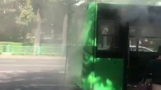 Видео, фото — В центре Бишкека сильно задымился троллейбус