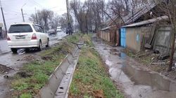 На Советской вода из колодца топит тротуар около БЧК. Видео горожанки Ирины