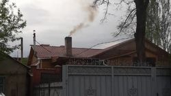 Из трубы дома на ул.Уметалиева идет черный дым. Видео и фото горожанина