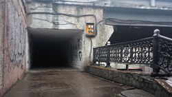 В подземке на Манаса открытый электрощиток. Фото горожанина