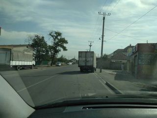 Фото — Бишкекчанин просит убрать грузовик с проезжей части перекрестка Садырбаева-Боронбаева