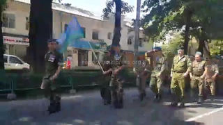 Видео — Шествие десантников в центре Бишкека