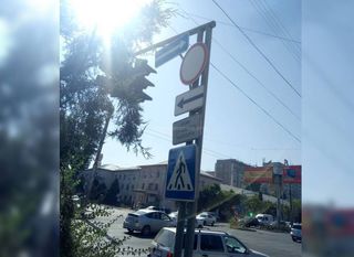 На Токтогула-Ибраимова забыли снять знаки запрета движения налево