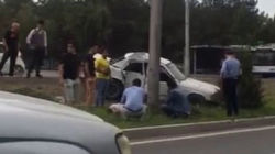 На Южной магистрали автомобиль слетел с дороги и врезался в столб. Видео с места аварии