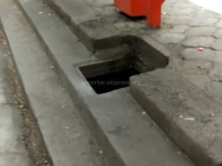 На остановке улицы Московской отсутствуют ливнеприемные решетки (видео)