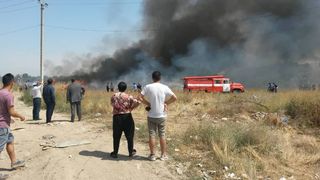 На территории рядом с СЭЗ Бишкека горит сухотравие