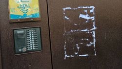 Горожанин жалуется, что объявления об оплате «Бишкектеплосети» портят дверь подъезда. Фото