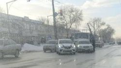 На светофоре на Горького грузовик врезался в легковушку. Фото