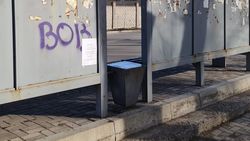 На остановке на ул.Токтоналиева заклеили мусорные баки