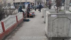 Бетонные клумбы на тротуаре возле рынка Ак-Эмир установлены для ликвидации стихийной торговли, - мэрия