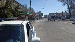 В Бишкеке патрульные разыскивают водителя «Одиссея», который паркуется на остановке и мешает движению