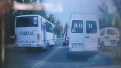 Автобус №46 выехал на встречку на Советской. Видео