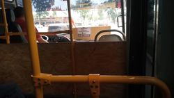 Водитель автобуса №12 установил перегородку в салоне, закрыв переднее сиденье. Фото