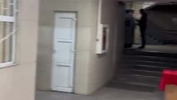 Горожанин жалуется на грязь в здании ГорГАИ. Видео