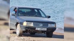 Два водителя заехали на пляж Иссык-Куля