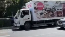 Грузовик Coca-Cola припарковался перед зеброй, создав аварийную ситуацию. Видео