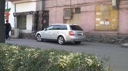 «Ауди А4» припаркована на тротуаре. Фото