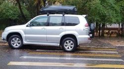 «Прадо» припарковали на «зебре» возле гимназии №6. Фото