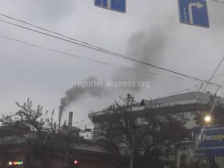 В центре Бишкека из труб выделяется густой дым