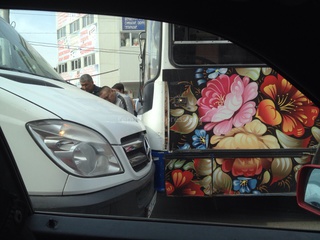 На Бейшеналиева-Токтогула столкнулись маршрутка и троллейбус, создалась крупная пробка, - читатель <b><i> (фото) </i></b>
