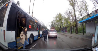 Троллейбус №11 высаживает пассажиров на проезжей части. Видео