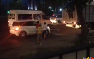 На перекрестке Дэн Сяопина-Фучика каждый вечер толпа детей выбегает на дорогу, чтобы «заработать», - читатель <b><i>(видео)</i></b>