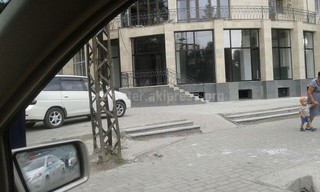 По тротуару у здания на Токтогула-Гоголя постоянно разъезжают машины <b><i>(фото)</i></b>
