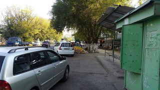Горожанин жалуется на стихийную торговлю на проезжей части по улицы Толонова в Оше <b>(фото)</b>