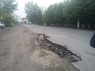 По улице Суйумбаева в Оше разрушилась часть дороги <i>(фото)</i>