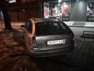 Ford tranzit, двигаясь задним ходом по улице Киевская, протаранил припаркованный на обочине серебристый «Мерс» (фото)