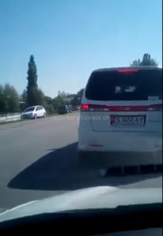 По воскресеньям на участке автодороги Бишкек—Кара-Балта в Сокулуке постоянно создаются автомобильные пробки, - читатель (видео)