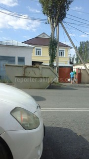 На пересечении улиц Ахунбаева и Юнусалиева контейнер стоит на проезжей части <i>(фото</i>