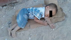 В соцсетях обсуждают фото ребенка, спящего на земле <i>(фото)</i>