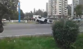 В результате ДТП на ул.Токомбаева в Бишкеке перевернулась автомашина <i>(видео)</i>